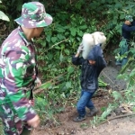 Terlihat Khusnul (33) warga Desa Sumurup, Kecamatan Bendungan, Trenggalek sedang memanggul air dengan jerigen. 