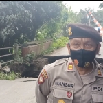 AKP Mansur, Kasat Sabhara Polres Kediri saat memberi keterangan kepada wartawan di lokasi jembatan putus. foto: Muji Harjita/ BANGSAONLINE