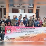 KPU, relawan demokrasi, beserta masyarakat foto bersama usai sosialisasi.