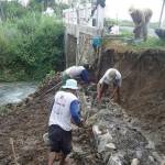 DIPERBAIKI: Salah satu jembatan yang rusak parah yang berada diatas Kali Karangan di Desa Ngrah, Kecamatan Gayam, Kabupaten Bojonegoro sedang diperbaik. Foto: Eky Nurhadi/BangsaOnline.com