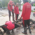 Satgas Pematusan saat melakukan pembersihan selokan.