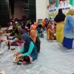 RAMAI: Masyarakat ketika mengikuti bacaan salawat nariyah di posko RGS-SQ II di Desa Peganden. foto: syuhud/BANGSAONLINE