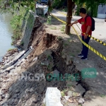 Salah satu titik tanggul Sungai Sadar yang jebol akibat tergerus derasnya aliran air saat hujan.