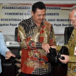 Penandatanganan nota kesepahaman oleh Wakil Bupati Mojokerto Pungkasiadi dan Kepala Kepala Kantor Wilayah Kementerian Hukum dan HAM Jawa Timur Susy Susilowati.