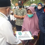 Baznas Sumenep saat menyerahkan bantuan kepada warga kepulauan. (foto: ist).