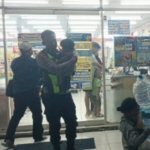 Anggota Polsek Sukodadi saat mengamankan pengemis pasutri yang membawa anak sebagai modus untuk mendapat belas kasihan