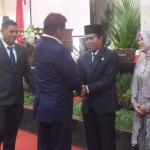 Ketua DPRD Kota Kediri, Gus Sunoto (bersalaman), bersama Abdullah Abu Bakar selaku wali kota setempat saat memberi ucapan selamat kepada Pujiono. Foto: Ist