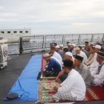 Kapten Laut (P) Fery saat memberikan ceramah Idul Adha-nya di atas KRI Raden Eddy Martadinata (REM)-331.