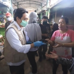 AYO DIPAKAI: Wabup Nur Ahmad Syaifuddin memberikan masker kepada warga di Pasar Taman yang kedapatan tak menggunakan masker, Jumat (17/4). foto: ist