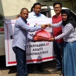 Jajaran Pertamina EP Asset 4 Sukowati Field menyerahkan paket sembako di kantor Diskoperindag Tuban.