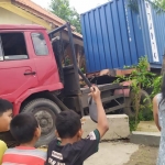 Truk kontainer nyungsep di sebelah mushola akibat mengalami pecah ban. foto: AAN AMRULLOH/ BANGSAONLINE