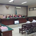 Sidang terkait kasus korupsi pengadaan beras CSR PT Smelting yang melibatkan 3 perangkat Desa Roomo, Kecamatan Manyar, Gresik. Foto: Ist