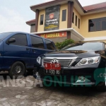 Mobil dinas terpakir di lapangan Mapolres Jombang. foto: RONY S/ BANGSAONLINE