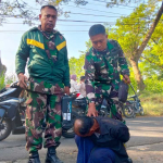 Anggota dari Koramil Grati saat mengamankan pelaku.