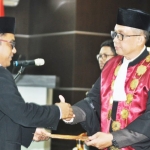 Fathorrahman saat dikukuhkan sebagai Ketua DPRD Kabupaten Pamekasan periode 2019-2024  oleh Ketua Pengadilan Negeri Kabupaten Pamekasan, Wadji Pramono. 