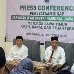 Prof Dr KH Asep Saifuddin Chalim, MA, saat konferensi pers di kediaman Ning Imah, salah seorang putrinya di kawasan Pondok Pesantren Amanatul Ummah Jalan Siwalankerto Utara Surabaya, Rabu (27/8/2025).  Tampak ia didampingi Syaikh Ahmad Muhammad Mabruk, Dr KH Muhammad Sujak dan Muhammad Ghofirin Foto: MMA/bangsaonline   
