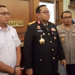  Kapolda Jatim Irjen Pol Luki Hermawan didampingi Kabid Humas Polda jatim Kombes Pol Barung Mangera dan Ditreskrimum Kombes Pol Gupuh Seriyono.
