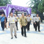 Wabup Moh. Qosim bersama Kapolres AKBP Boro Windu Danandito saat meninjau gedung layanan SIM di Mapolsek Ujungpangkah.