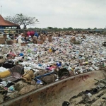 Sampah berserakan di tepi pantai Kroman, Gresik. foto: SYUHUD/ BANGSAONLINE