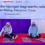 Istri para nelayan saat mempraktekkan cara membuat alat tangkap rajungan. 