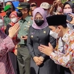 Wakil Bupati Mojokerto, Muhammad Al Barra,  saat menyambut kedatangan Ketua DPR RI, Puan Maharani.