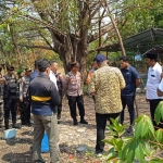 Pejabat Muspika Manyar saat pembongkaran makam ilegal. Foto: Ist