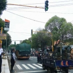 Petugas Dishub Kota Mojokerto tengah memantau efektivitas lampu traffic di pertigaan jalan Empunala.  Lampu baru itu kini menambah padat ruas jalan protokol tersebut. foto: YUDI EP/ BANGSAONLINE