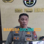 Kasi Humas Polres Sampang, Ipda Sujianto, saat memberikan keterangan kepada awak media. Foto: MUTAMMIM/BANGSAONLINE