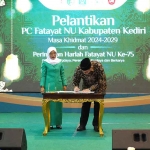 Bupati Kediri, Hanindhito Himawan Pramana, saat menandatangani MoU disaksikan Ketua PC Fatayat NU Kabupaten Kediri, Dewi Mariya Ulfa. (Ist)