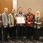 Bupati Tuban didampingi sejumlah pejabat menunjukkan sertifikat penghargaan JDIH terbaik.
