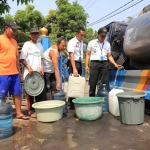 Dropping air bersih oleh Kemenkumham di Desa Kebon Agung, Sidoarjo.