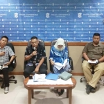 Kepala Disbudpar, Kepala BPB Linmas, dan Kepala Seksi Wasdal saat jumpa pers di kantor Humas Pemkot Surabaya, Kamis (14/3). foto: YUDI ARIANTO/ BANGSAONLINE
