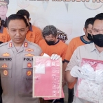 Kapolres Madiun Kota bersama Kasat Narkoba sedang menunjukkan barang bukti yang berhasil diamankan.