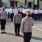 Kapolres Kediri Kota AKBP Wahyudi (depan kiri) dan mantan Kapolres Kediri Kota AKBP Eko Prasetyo (depan kanan), ketika akan meninggalkan lapangan di Mapolres Kediri tempat apel. foto: Muji Harjita/ BANGSAONLINE.com 