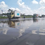 Air yang menggenangi jalan Raya Porong.