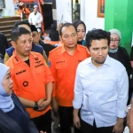Gubernur Khofifah didampingi jajaran pejabat saat berada di Ponpes Al Khoziny, Sidoarjo.