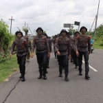 Para anggota Bintara remaja saat long march usai upacara