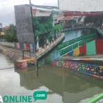 Salah satu aliran sungai yang terlihat bersih dan rapi yang lokasinya di jalan Jaksa Agung Suprapto Trenggalek. foto: HERMAN S/ BANGSAONLINE