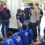 Kapolres Pasuruan AKBP Rofiq Ripto Himawan didampingi Kasatnarkoba AKP. DOM. DE F. Ximenes saat rilis kasus di halaman mapolres.