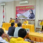 Eni Maulani S (kanan) dalam suatu acara, beberapa waktu lalu. foto: SYUHUD/ BANGSAONLINE