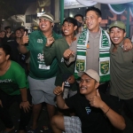 Kapolrestabes Surabaya, Kombes Pol Akhmad Yusep Gunawan, bersama para Bonek saat foto bersama.