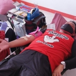 Ketua DPC PDIP Andri Wahyudi mengawali donor darah.