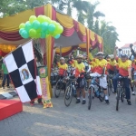 Bupati Sambari saat melepas peserta gowes di halaman kantor Pemkab Gresik. 