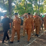 Bupati Pamekasan Kholilurrahman saat mengunjungi Pantai Jumiang.