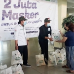 LAZISNU Jatim memberikan paket sembako dan masker kepada buruh transportasi, kuli angkut dan pedagang asongan di Terminas Purabaya, Bungurasih. foto: istimewa