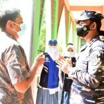 Wali Kota Kediri Abdullah Abu Bakar berdialog dengan Pangkoarmada II Laksda TNI Dr. Iwan Isnurwanto saat kunjungan ke pelaksanaan Serbuan Vaksinasi di MAN 1 Kota Kediri. foto: ist.