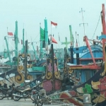 Nelayan Lamongan memilih menambatkan perahunya.