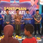 Peringatan HUT Partai Demokrat Pamekasan dilakukan dengan memberi santunan pada anak yatim. 