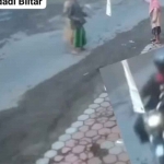 Tangkapan layar aksi penjambretan yang terjadi di  Desa Jaten, Kecamatan Wonodadi, Blitar. 