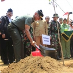 Penanam pPohon oleh Pangdam V/Brawijaya Mayjen TNI Arif Rahman beserta Bakorwil Madura, dan Dandim 0829 Bangkalan. foto: FAUZI/ BANGSAONLINE